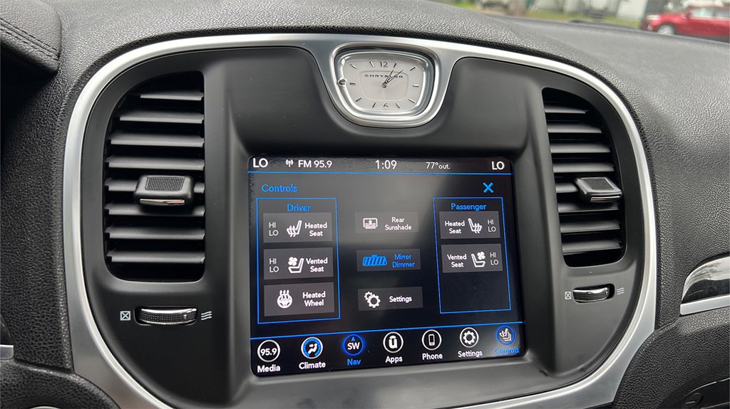 2020 Chrysler 300 Image 17