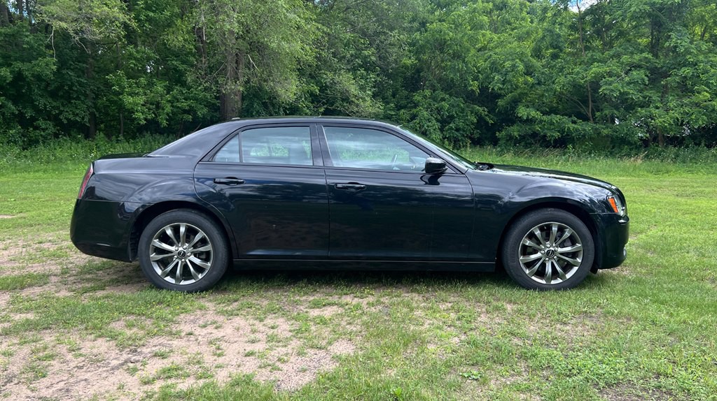 2014 Chrysler 300 Image 2