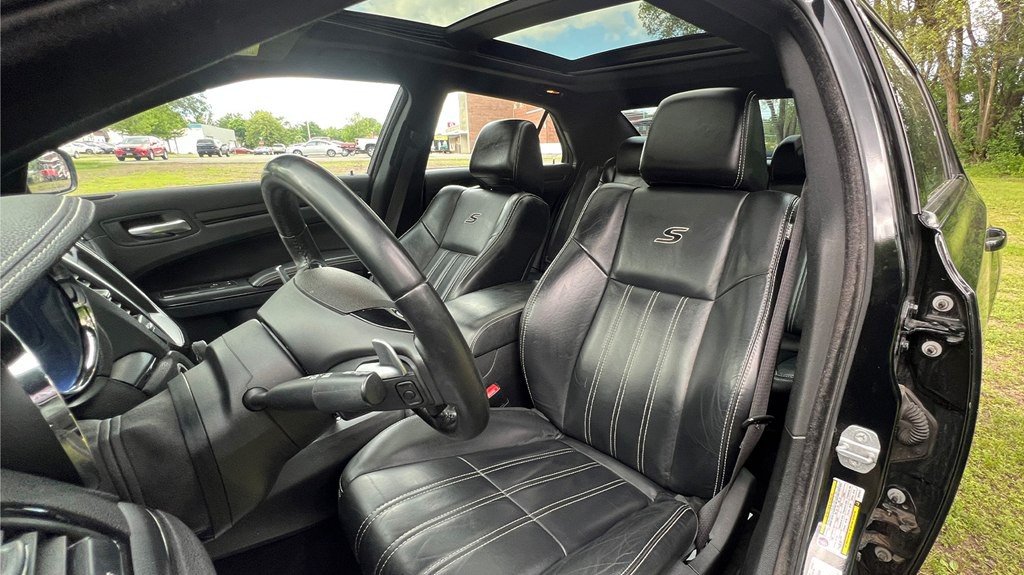 2014 Chrysler 300 Image 9