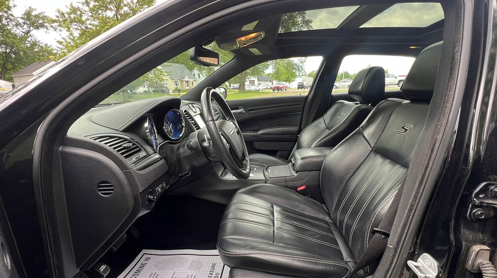2014 Chrysler 300 Image 10