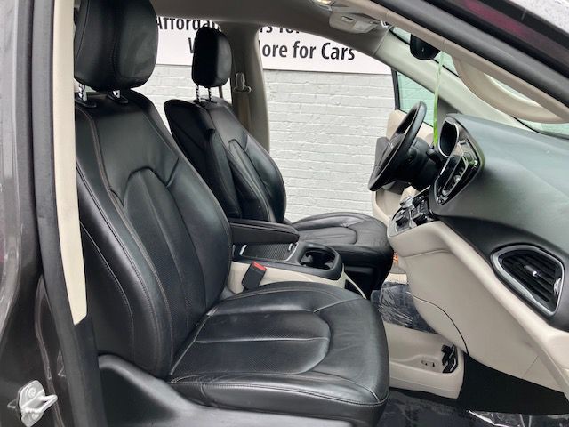 2017 Chrysler Pacifica Image 11