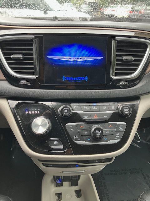 2017 Chrysler Pacifica Image 18