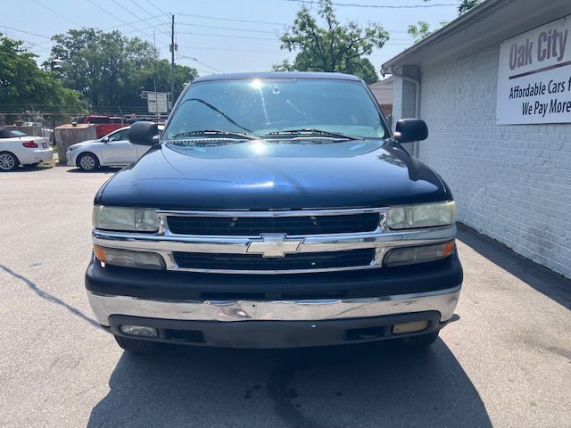 2004 Chevrolet Suburban Image 2