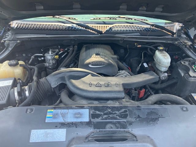 2004 Chevrolet Suburban Image 10