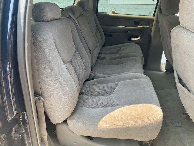 2004 Chevrolet Suburban Image 12