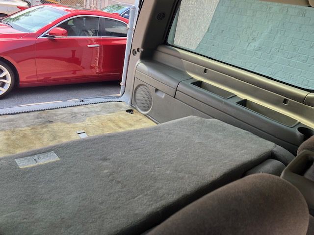 2004 Chevrolet Suburban Image 13