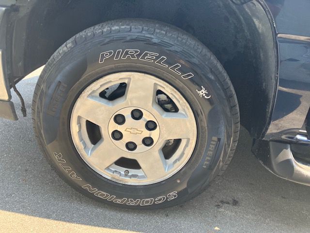 2004 Chevrolet Suburban Image 17