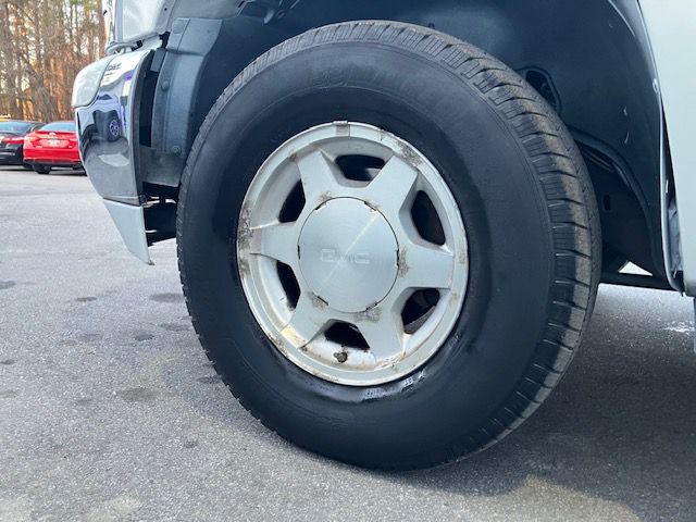 2004 GMC Yukon Image 18