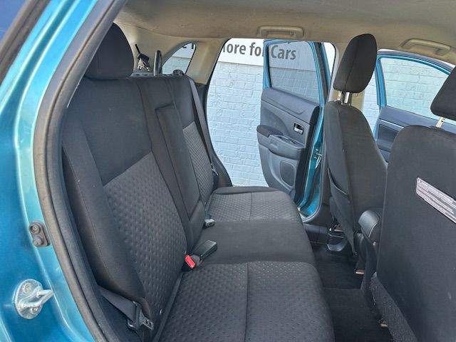 2011 Mitsubishi Outlander Image 12