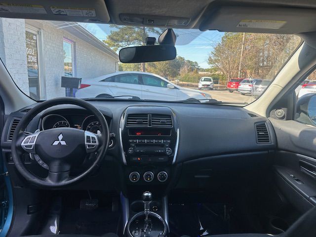 2011 Mitsubishi Outlander Image 16