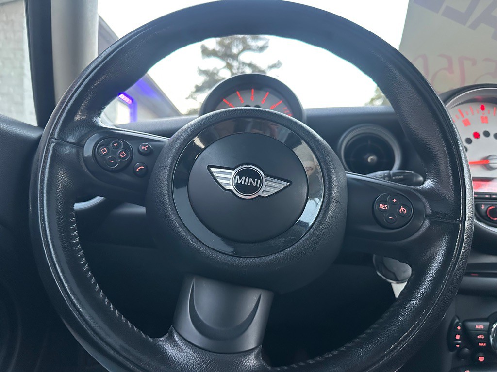 2013 MINI Cooper Image 16