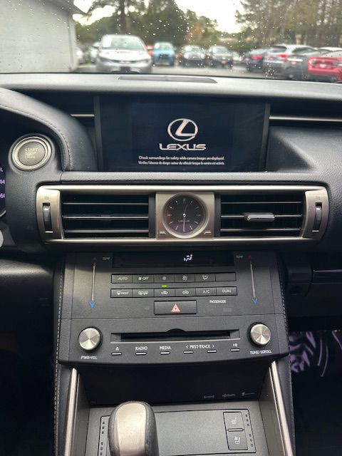 2016 Lexus IS Image 15