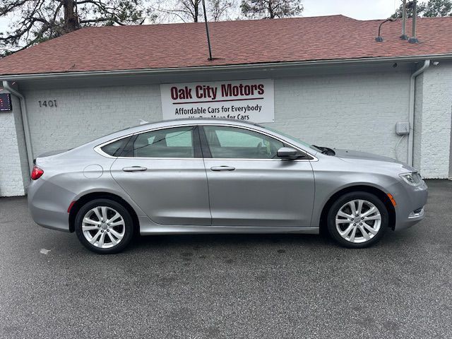 2016 Chrysler 200 Image 4