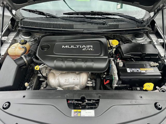 2016 Chrysler 200 Image 8