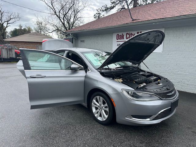 2016 Chrysler 200 Image 9