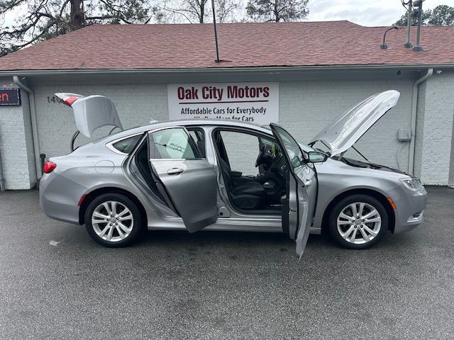 2016 Chrysler 200 Image 10