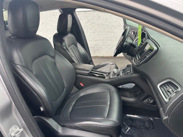 2016 Chrysler 200 Image 11