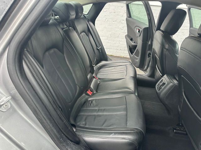 2016 Chrysler 200 Image 12