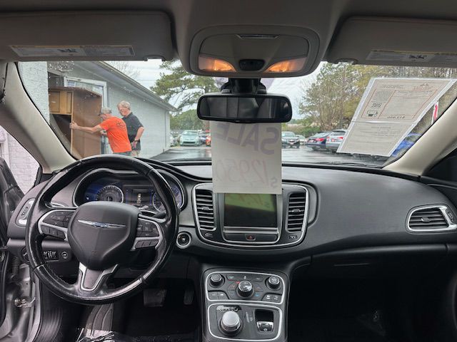 2016 Chrysler 200 Image 16