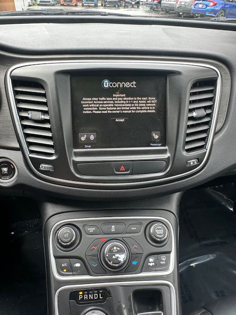 2016 Chrysler 200 Image 17