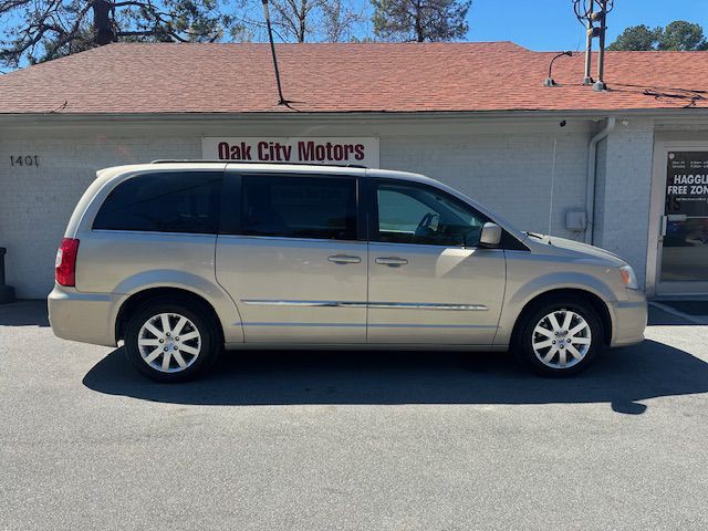 2013 Chrysler Town & Country Image 4