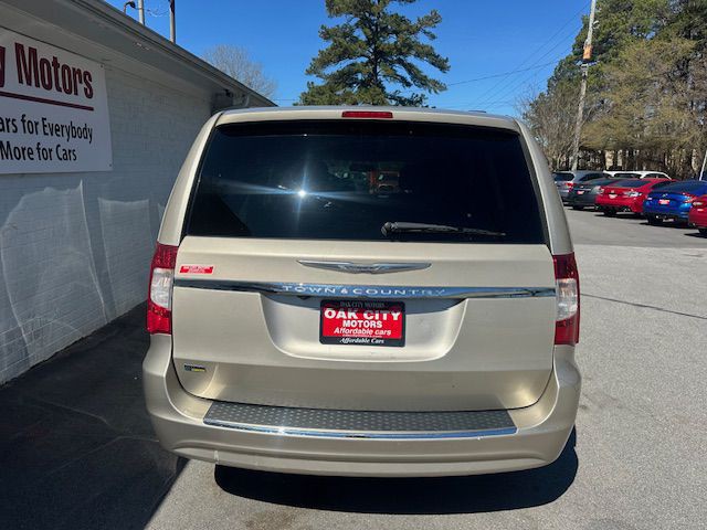 2013 Chrysler Town & Country Image 6