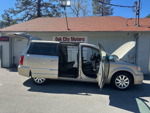 2013 Chrysler Town & Country Image 10