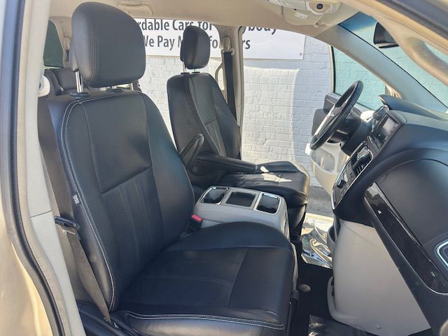 2013 Chrysler Town & Country Image 11