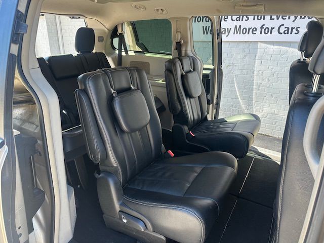 2013 Chrysler Town & Country Image 12