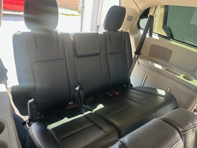 2013 Chrysler Town & Country Image 13