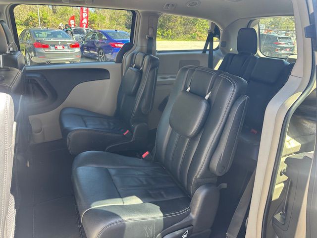 2013 Chrysler Town & Country Image 15