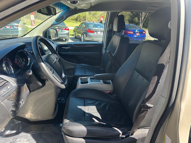 2013 Chrysler Town & Country Image 16