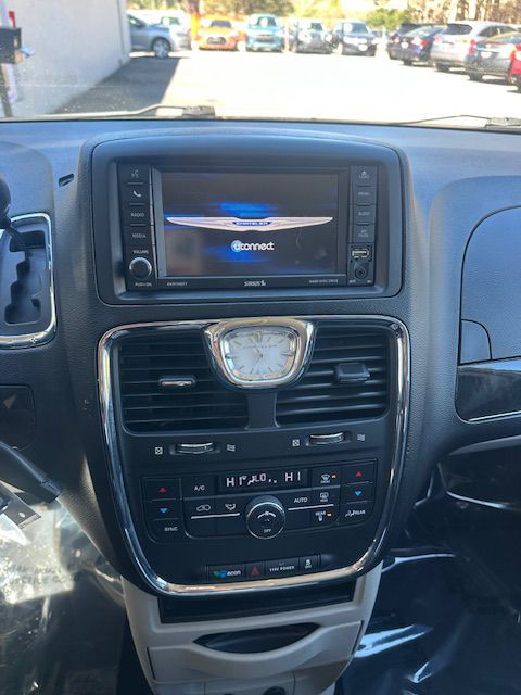 2013 Chrysler Town & Country Image 17