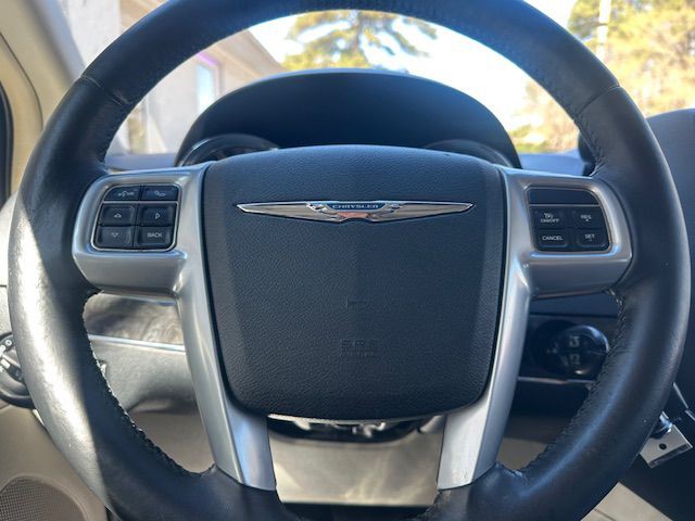 2013 Chrysler Town & Country Image 18