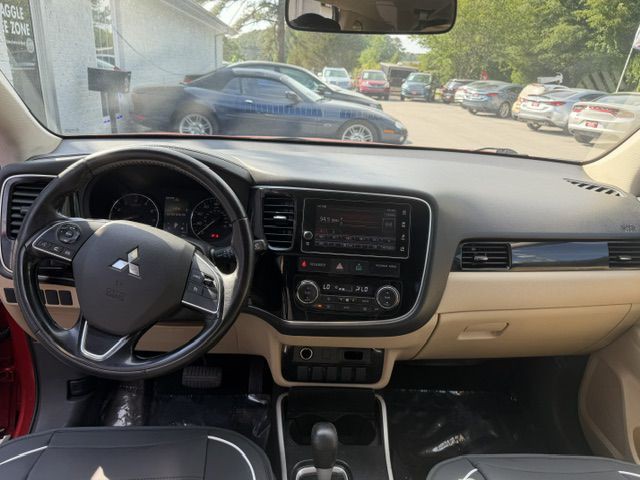 2017 Mitsubishi Outlander Image 16