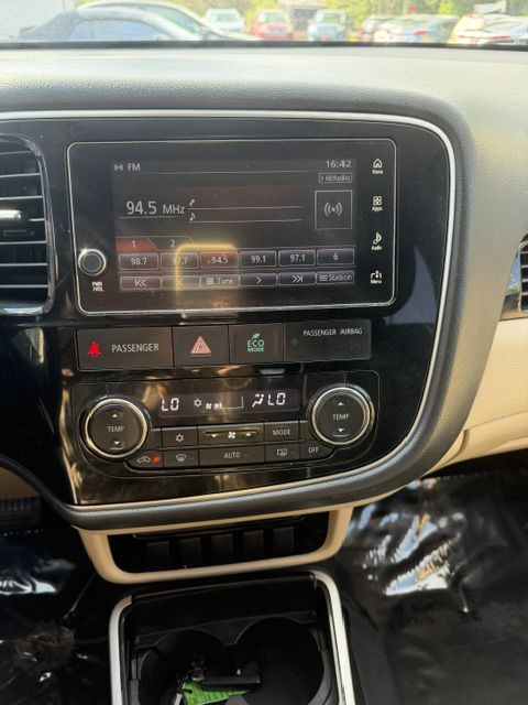 2017 Mitsubishi Outlander Image 17