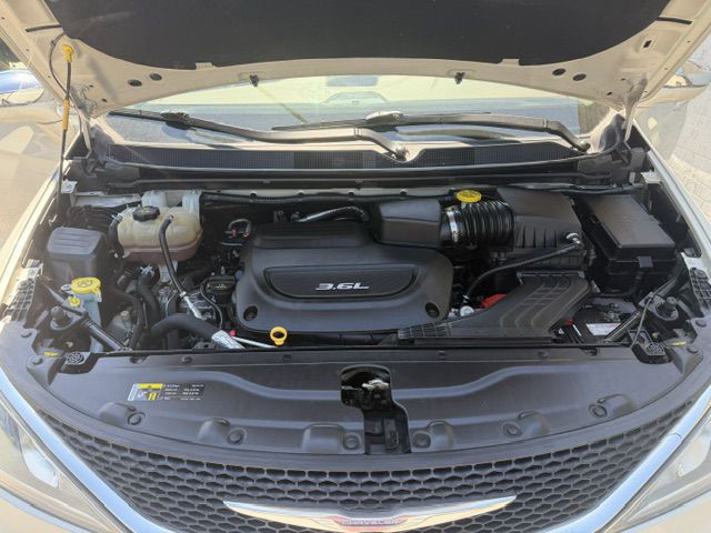 2017 Chrysler Pacifica Image 12