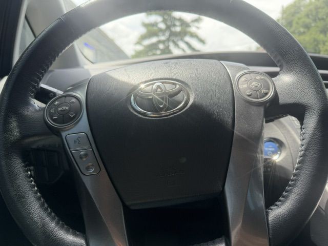 2013 Toyota Prius Image 17
