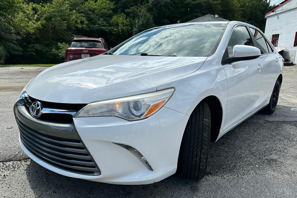 2017 Toyota Camry Image 2