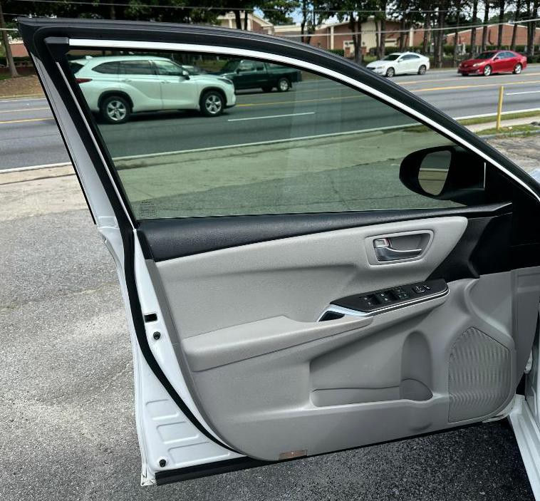 2017 Toyota Camry Image 11