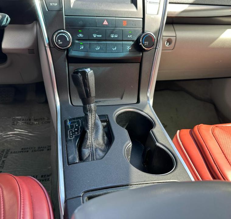 2017 Toyota Camry Image 18