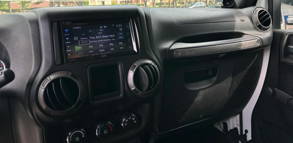 2013 Jeep Wrangler Image 22