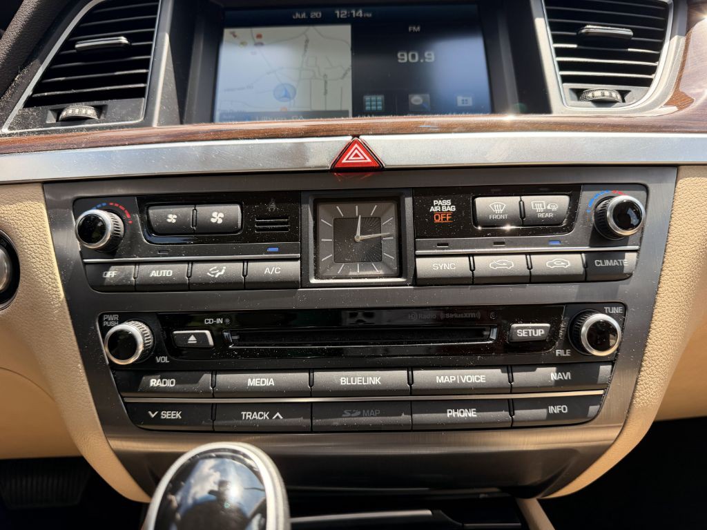 2016 Hyundai Genesis Image 17