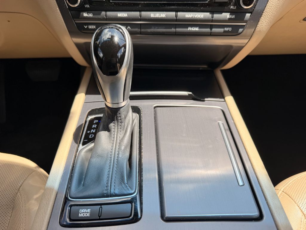 2016 Hyundai Genesis Image 20