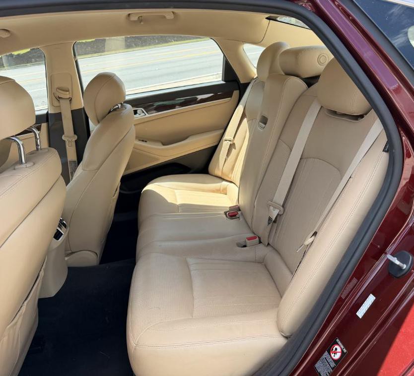 2016 Hyundai Genesis Image 24