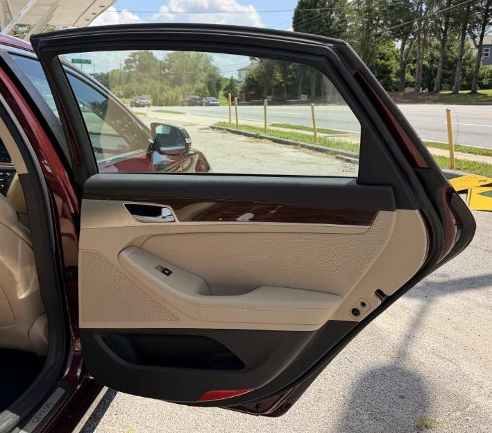 2016 Hyundai Genesis Image 26