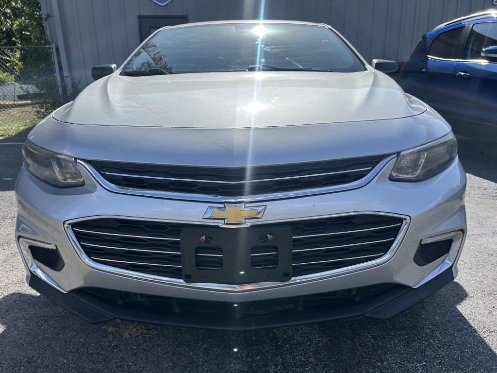 2017 Chevrolet Malibu Image 2