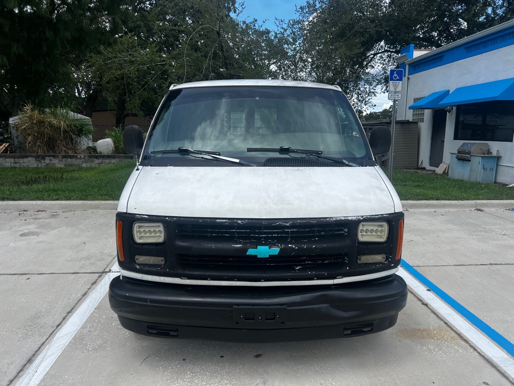 2001 Chevrolet Express Image 2