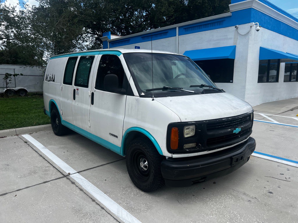 2001 Chevrolet Express Image 3