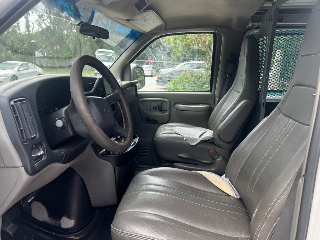 2001 Chevrolet Express Image 8